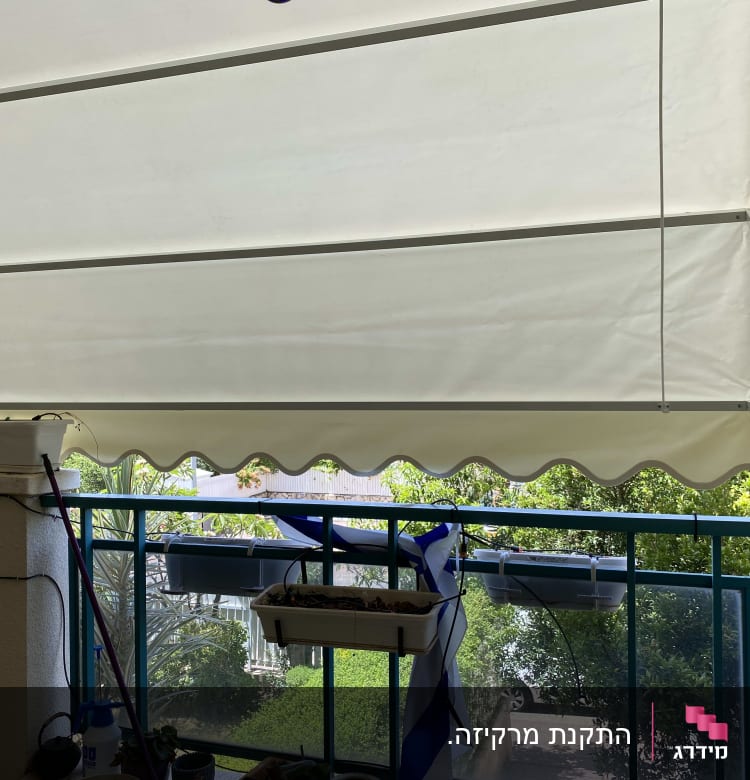 סוכך לבן עם קצוות גליים במרפסת